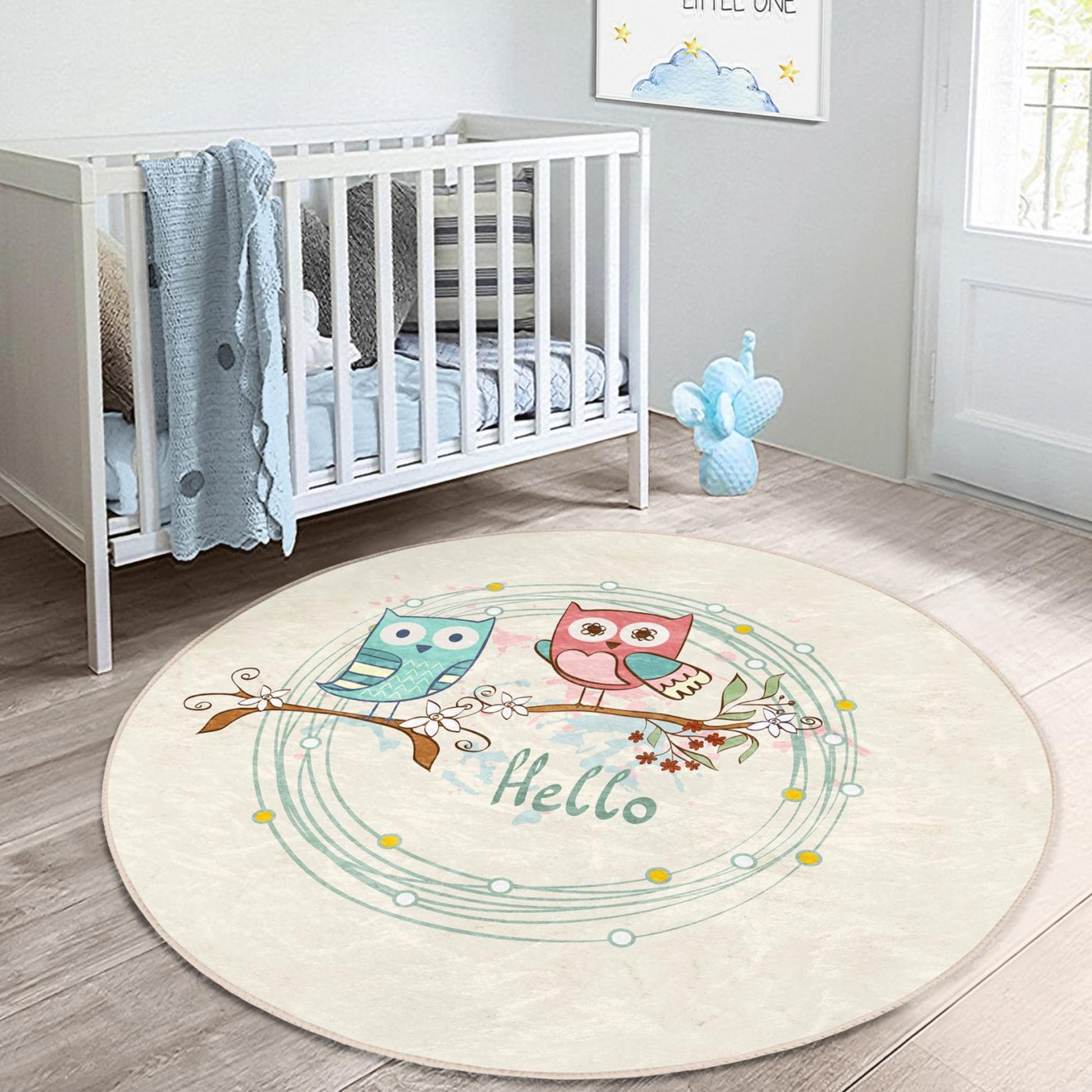 Vibrant rug with charming owls on the tree prints for a whimsical atmosphere.