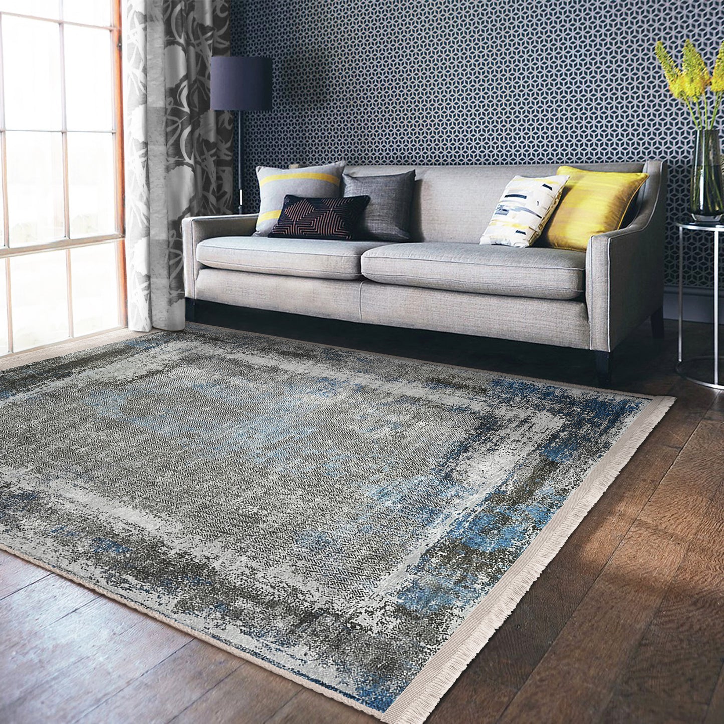 High-Quality Classic Rug with Artistic Scrollwork Pattern